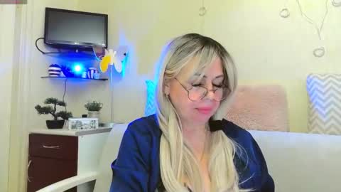 Snapshot of susienoreen chatting on October 12, 7:40 am SusieNoreen online show from October 12, 7:40 am