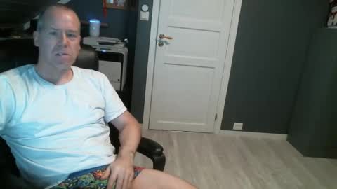 Snapshot of sverige1980 chatting on December 14, 2:11 pm Tom online show from December 14, 2:11 pm