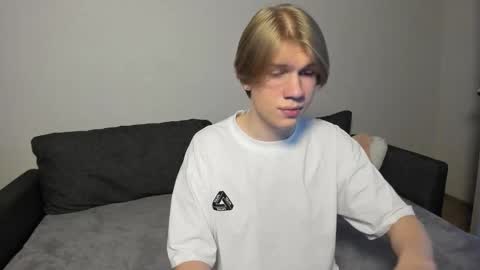 Snapshot of swag_mua chatting on October 22, 9:25 pm Swen online show from October 22, 9:25 pm