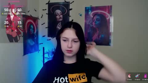 Snapshot of sweet_cherryg chatting on November 24, 7:08 am Ivy online show from November 24, 7:08 am