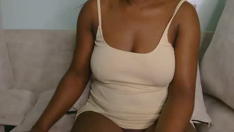 Snapshot of sweet_dellah54 chatting on February 14, 3:36 am dellah online show from February 14, 3:36 am