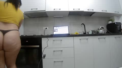 Snapshot of sweet_ella chatting on January 26, 8:23 pm online show from January 26, 8:23 pm