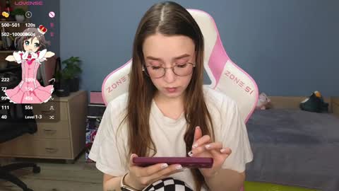 Snapshot of sweet_frosty chatting on December 4, 3:04 am Alice online show from December 4, 3:04 am