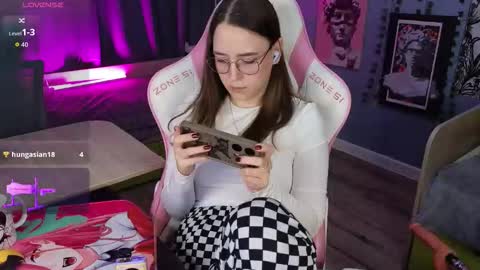 Snapshot of sweet_frosty chatting on November 28, 4:15 am Alice online show from November 28, 4:15 am