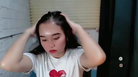 Snapshot of sweet_laika chatting on January 4, 4:12 am LAIKA online show from January 4, 4:12 am