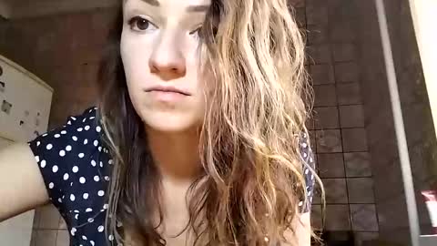 Snapshot of sweet_lilgirl_x chatting on February 9, 8:22 am Anna online show from February 9, 8:22 am