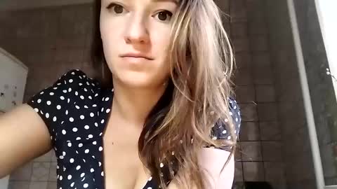 Snapshot of sweet_lilgirl_x chatting on March 9, 5:44 am Anna online show from March 9, 5:44 am