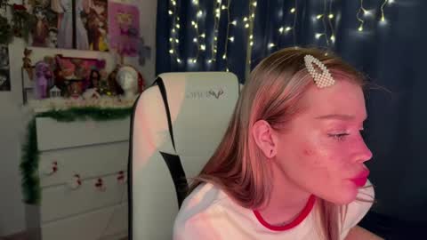 Melissa. Join me on Fansly link in social medias online show from December 29, 10:14 pm