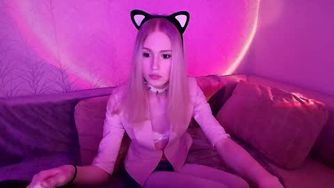 sweet_mol1y online show from October 7, 9:45 pm