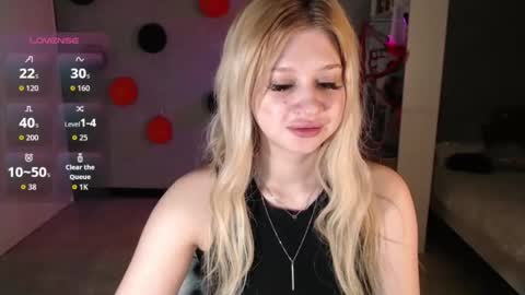 sweet_nicole_333 online show from October 31, 1:45 pm