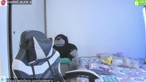 SweetAura0 0  online show from April 20, 7:26 pm