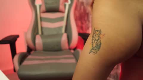 Snapshot of sweetbonii chatting on February 7, 6:44 pm Salom independent model online show from February 7, 6:44 pm