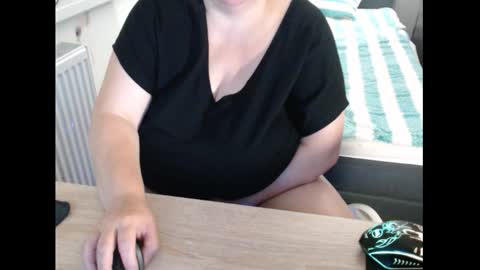 Sweetboobs85h online show from October 15, 8:09 pm