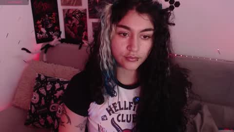 Snapshot of sweetdevil631 chatting on October 22, 3:34 pm Abril online show from October 22, 3:34 pm