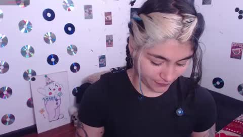 Snapshot of sweetdevil631 chatting on December 16, 3:28 pm Abril online show from December 16, 3:28 pm