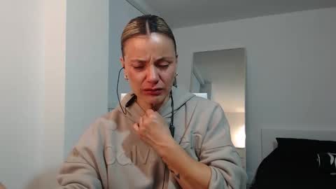 sweef online show from December 18, 1:33 am