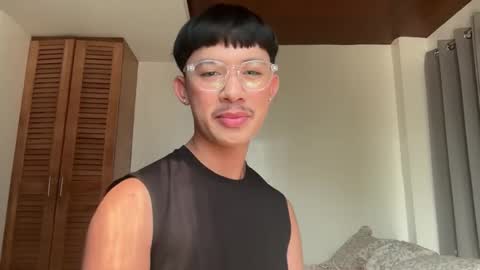 Snapshot of sweetguy102103 chatting on November 28, 12:35 am khrayan online show from November 28, 12:35 am