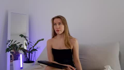 SweetKira1 online show from March 15, 8:42 am