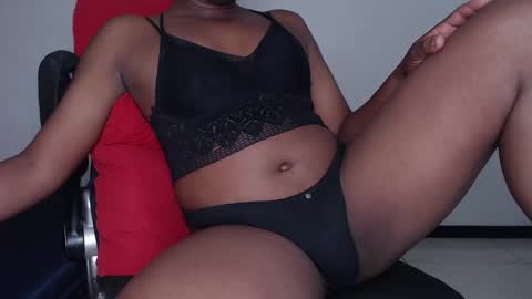 Snapshot of sweetlight chatting on November 18, 10:14 pm mayra online show from November 18, 10:14 pm