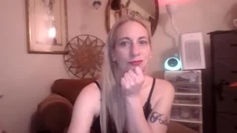 Snapshot of sweetmkb chatting on February 16, 2:29 am Aria online show from February 16, 2:29 am