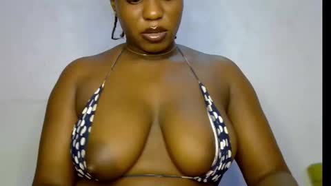 Snapshot of sweetpetitgirl chatting on March 1, 8:55 pm LILY BRANDY online show from March 1, 8:55 pm