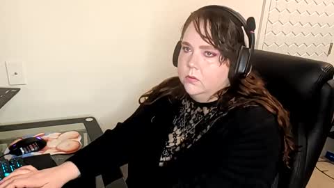 Snapshot of sweetsapphics chatting on November 6, 10:27 am ruby and scarlet online show from November 6, 10:27 am