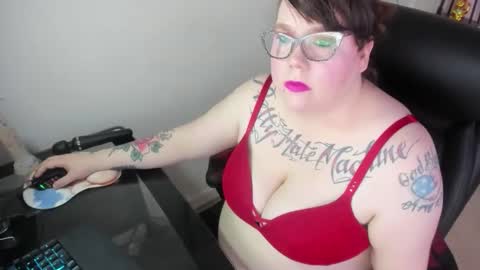 Snapshot of sweetsapphics chatting on November 18, 3:05 pm ruby and scarlet online show from November 18, 3:05 pm