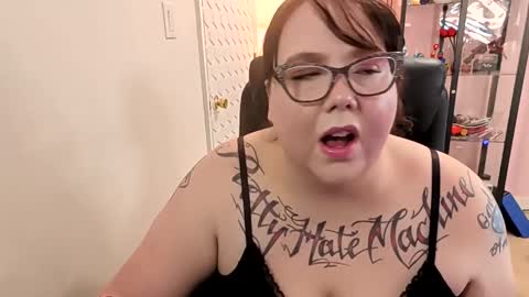 Snapshot of sweetsapphics chatting on November 19, 1:00 pm ruby and scarlet online show from November 19, 1:00 pm