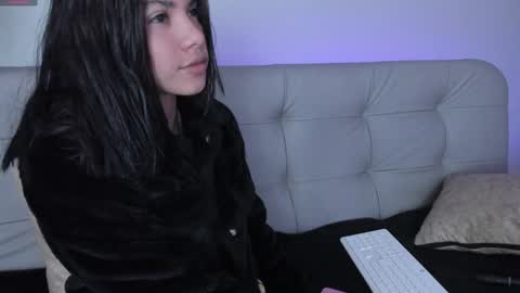Snapshot of sweett_petite chatting on December 16, 4:27 pm online show from December 16, 4:27 pm