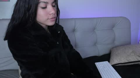 Snapshot of sweett_petite chatting on December 16, 7:32 pm online show from December 16, 7:32 pm