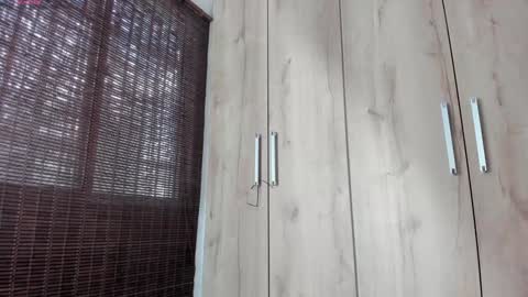 Snapshot of sweett_petite chatting on December 19, 4:35 pm online show from December 19, 4:35 pm
