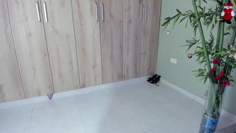 Snapshot of sweett_petite chatting on December 21, 8:00 pm online show from December 21, 8:00 pm