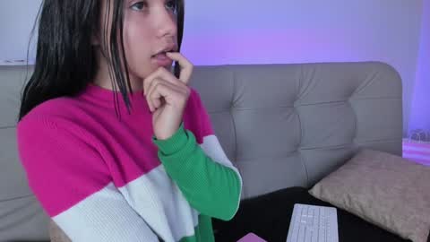 Snapshot of sweett_petite chatting on December 24, 10:39 pm online show from December 24, 10:39 pm