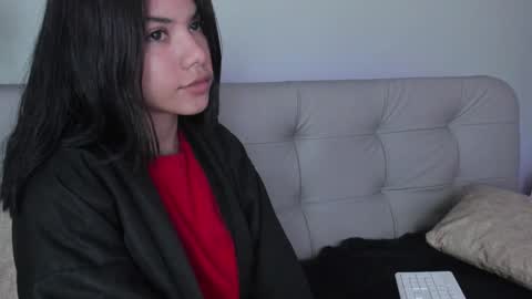 Snapshot of sweett_petite chatting on December 27, 7:35 pm online show from December 27, 7:35 pm
