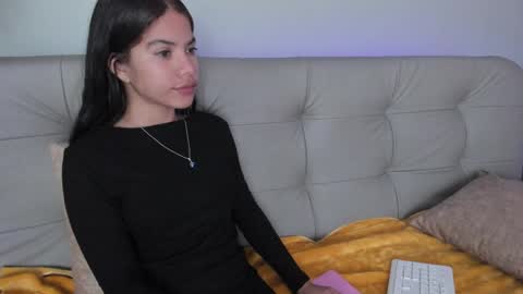 Snapshot of sweett_petite chatting on December 28, 7:54 pm online show from December 28, 7:54 pm