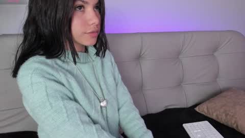 Snapshot of sweett_petite chatting on January 7, 4:37 pm online show from January 7, 4:37 pm