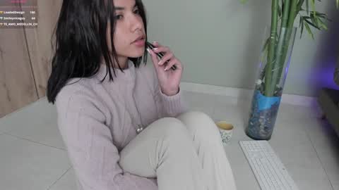Snapshot of sweett_petite chatting on January 10, 12:06 am online show from January 10, 12:06 am