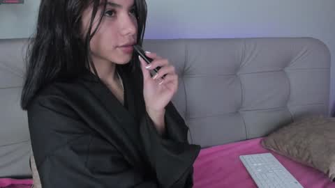 Snapshot of sweett_petite chatting on January 11, 10:40 pm online show from January 11, 10:40 pm