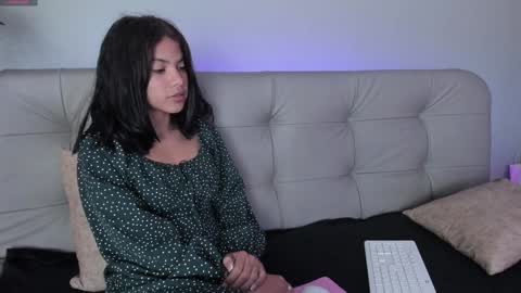 Snapshot of sweett_petite chatting on January 13, 8:04 pm online show from January 13, 8:04 pm