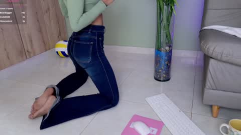 Snapshot of sweett_petite chatting on January 26, 8:02 pm online show from January 26, 8:02 pm