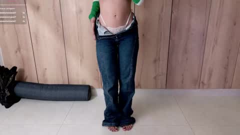Snapshot of sweett_petite chatting on February 10, 11:34 pm online show from February 10, 11:34 pm