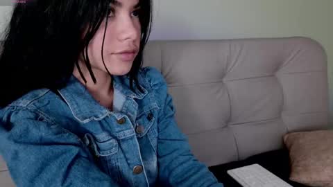 Snapshot of sweett_petite chatting on February 16, 4:32 pm online show from February 16, 4:32 pm