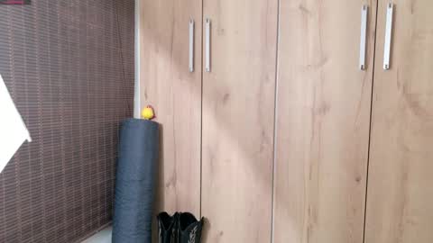 Snapshot of sweett_petite chatting on February 24, 11:09 pm online show from February 24, 11:09 pm