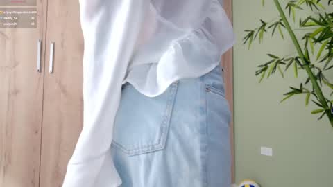 Snapshot of sweett_petite chatting on February 25, 10:29 pm online show from February 25, 10:29 pm