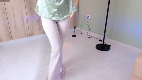 Snapshot of sweett_petite chatting on March 6, 8:05 pm online show from March 6, 8:05 pm