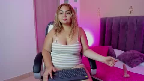 Snapshot of sweett_rose_ chatting on November 11, 11:27 pm sweett rose online show from November 11, 11:27 pm