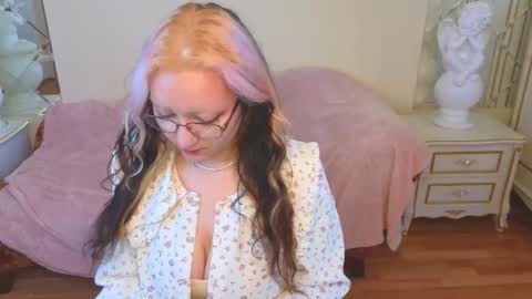 Snapshot of sweety_candys chatting on September 19, 4:36 am Hot Candy online show from September 19, 4:36 am