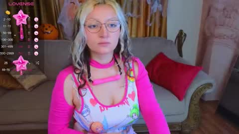Snapshot of sweety_candys chatting on October 18, 5:43 am Hot Candy online show from October 18, 5:43 am