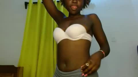 Snapshot of sweety_spixxy chatting on February 27, 3:17 am Dolly online show from February 27, 3:17 am