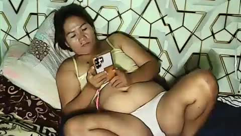 Snapshot of sweetyummygirl chatting on February 19, 12:25 am Sweetyummygirl online show from February 19, 12:25 am